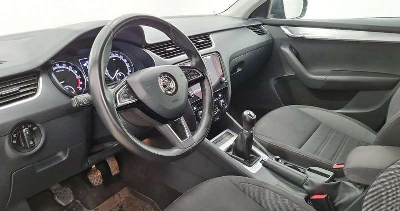 Skoda Octavia cena 53900 przebieg: 144109, rok produkcji 2019 z Lesko małe 277